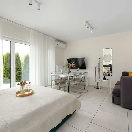Apartamento Comfortable With Air Conditioning And Parking Near The By Renters