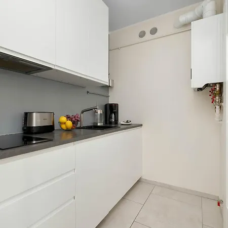 Comfortable With Air Conditioning And Parking Near The By Renters Apartmán *